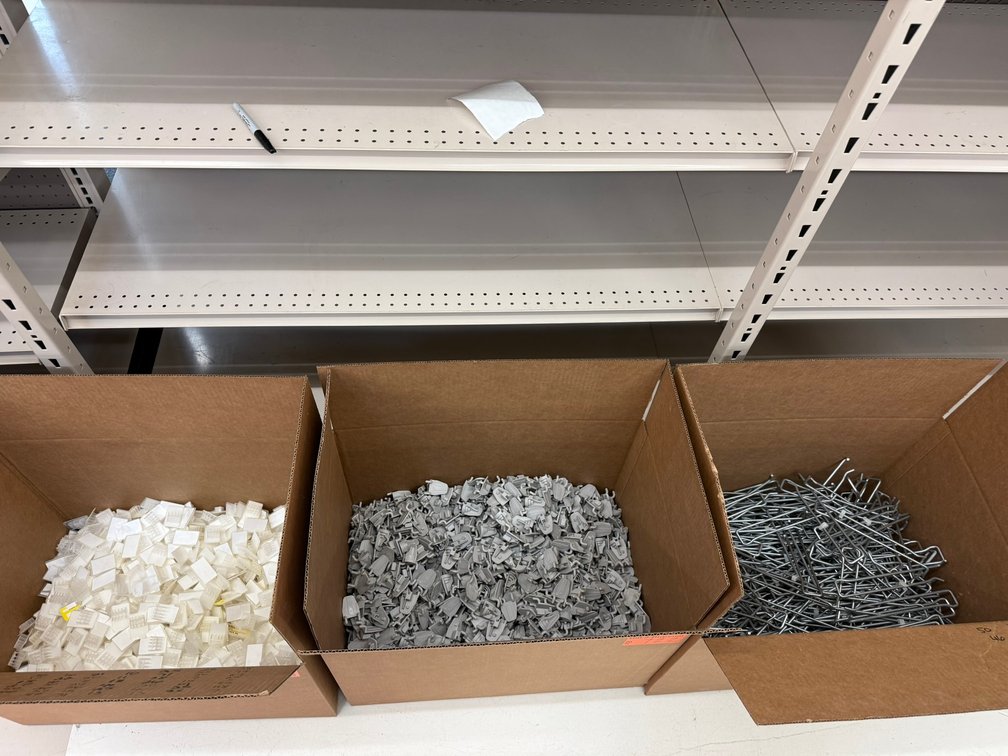Approx (298) Peghooks, (1438) Plastic Wing Clips and (1488) Plastic  Price-Tag Holder