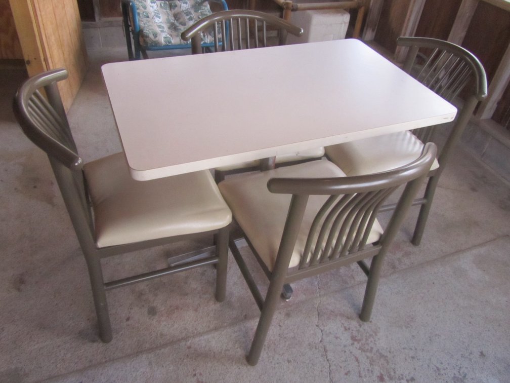 Dining Table W/(4) Chairs