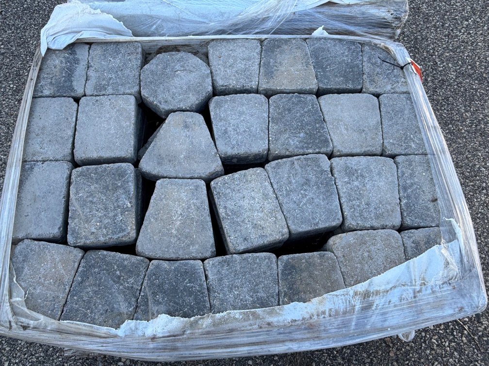 Approx. (252) Lamont Circle Pavers