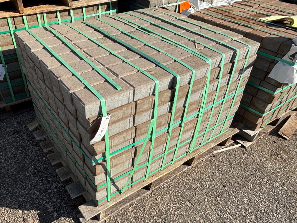 Approx. (400) Holland Face Mix Pavers