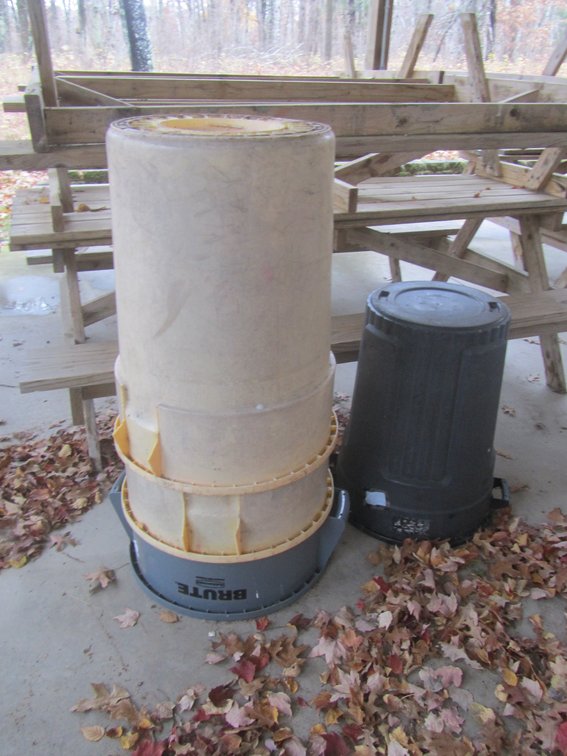 (4) Plastic Garbage Bins