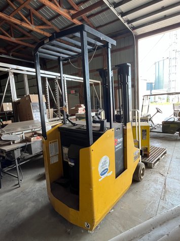 Image for Yale Electric Docker Forklift With Battery Charger