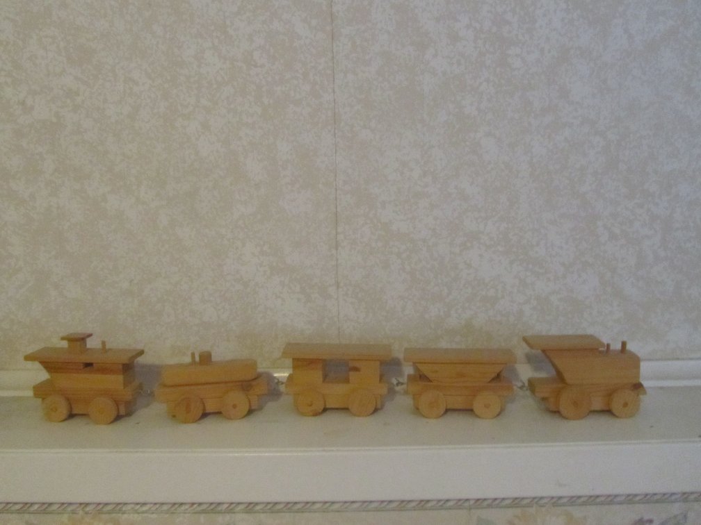 Wood Toy Train w/Carts