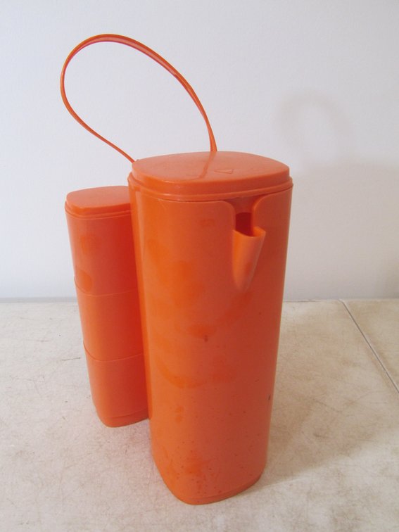 Vintage Plastic Pitcher w/(6) Cups Set