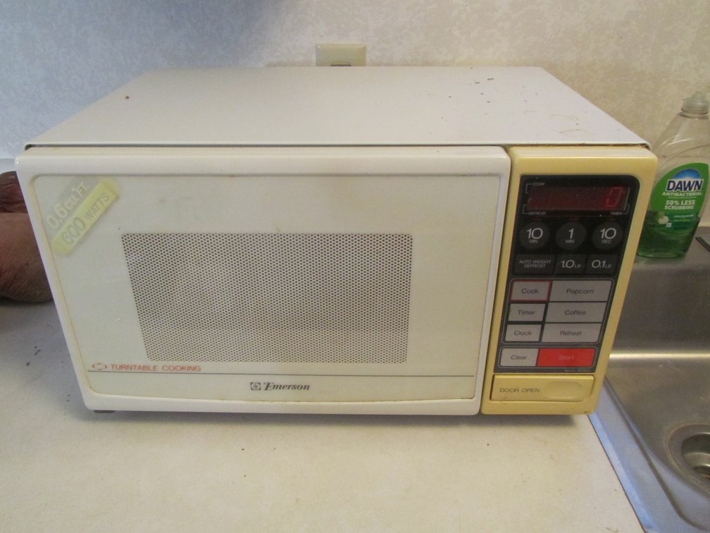 Emerson 600 Watt Microwave