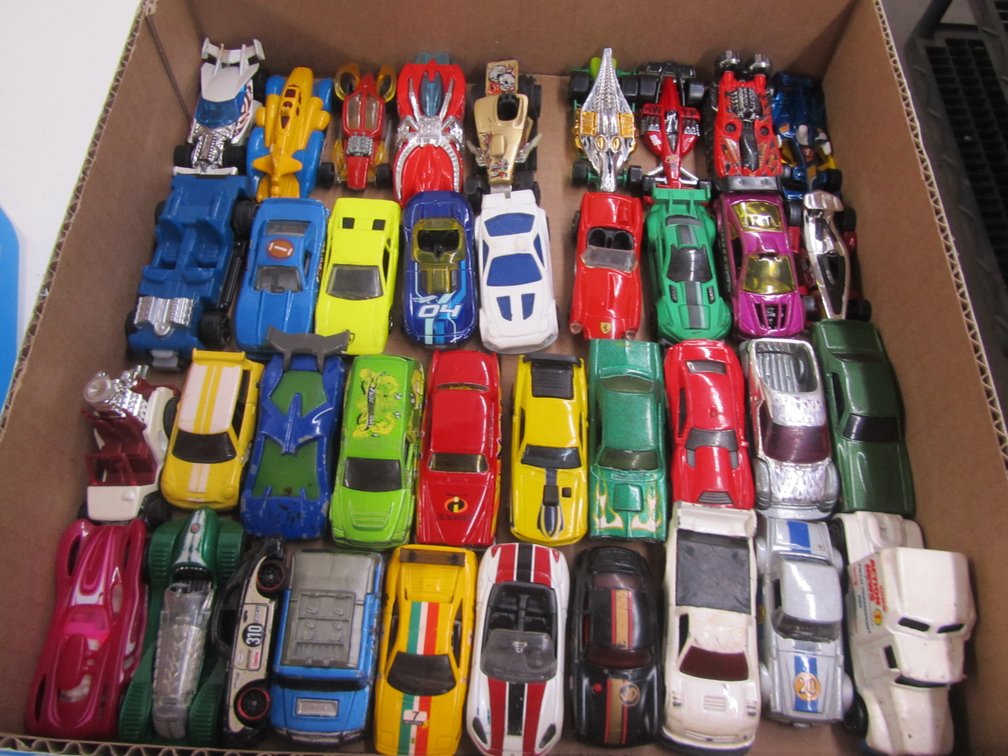 Flat Of Assorted 1:64 Scale Die Cast Cars