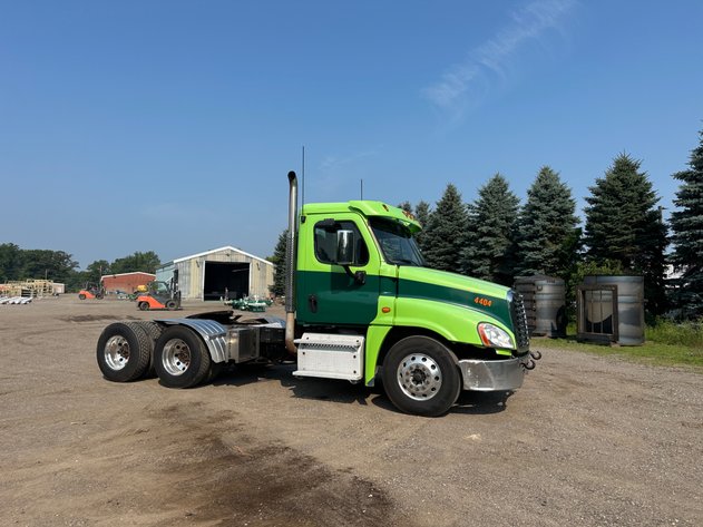 Image for 2020 Kenworth T880 Truck & 2017 Freightliner Cascadia Tandem Axle Semi