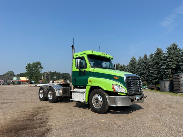 Image for 2020 Kenworth T880 Truck & 2017 Freightliner Cascadia Tandem Axle Semi