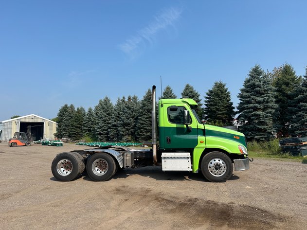 Image for 2017 Freightliner Cascadia Tandem Axle Semi