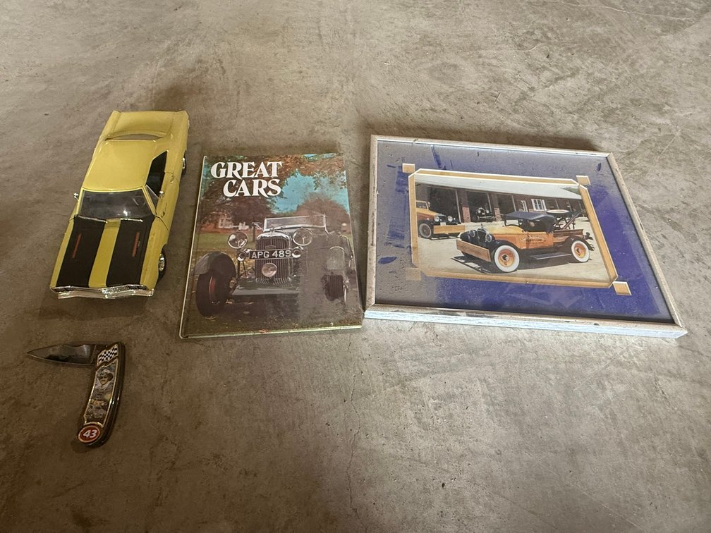 Model Car Roadrunner with (2) Car Pictures