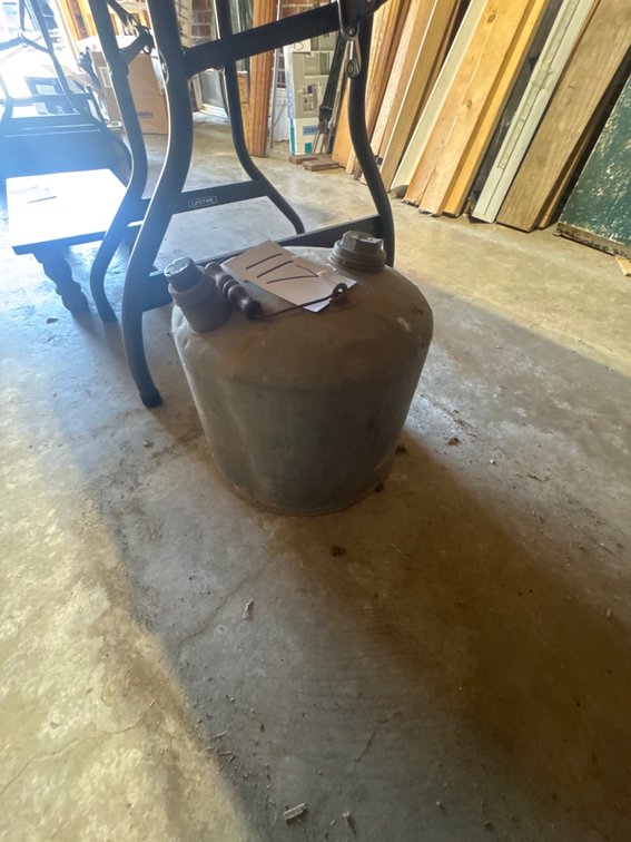 Metal gas can