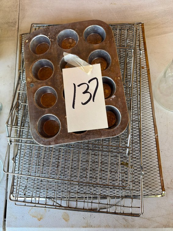 Muffin pan and racks