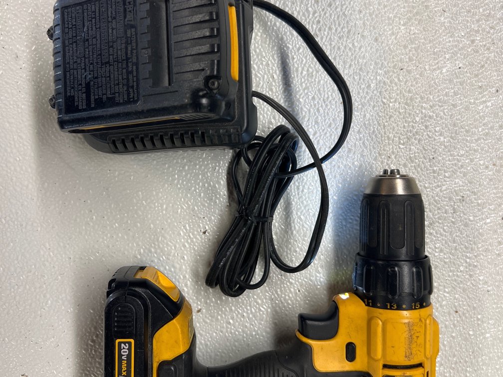 Dewalt 20Volt Cordless Drill w/Charger and 2 Batteries