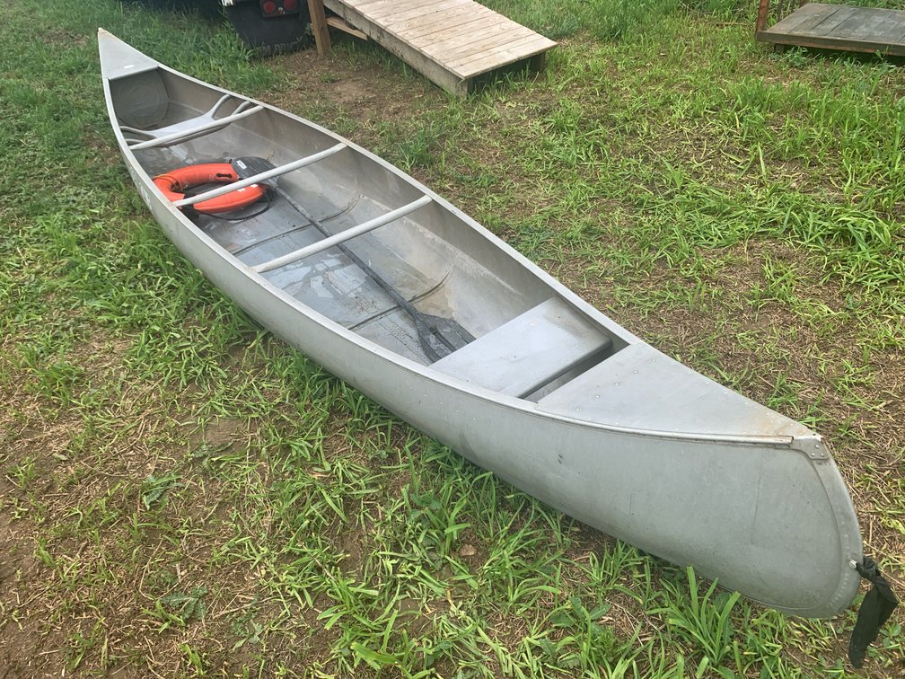 Grumman 17’ Aluminum Canoe. 5hp Max Motor. 725lb Maximum Person Capacity