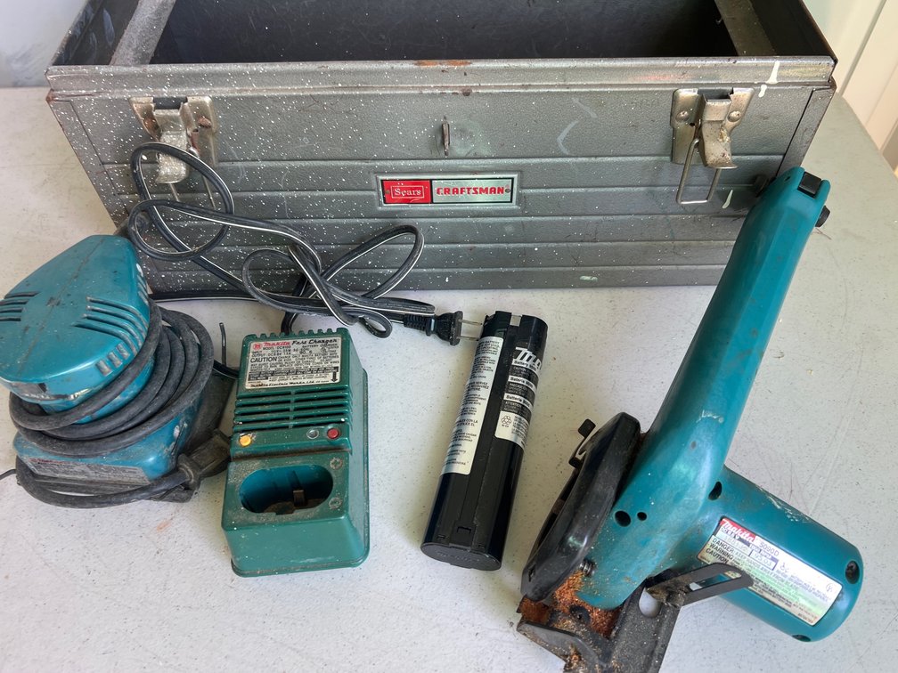 Makita 5090D 3&3/8” Cordless Circular Saw w/Charger & Makita Electric Sander