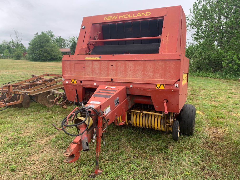 New Holland 660 String Round Baler. Makes 5x6 Bales