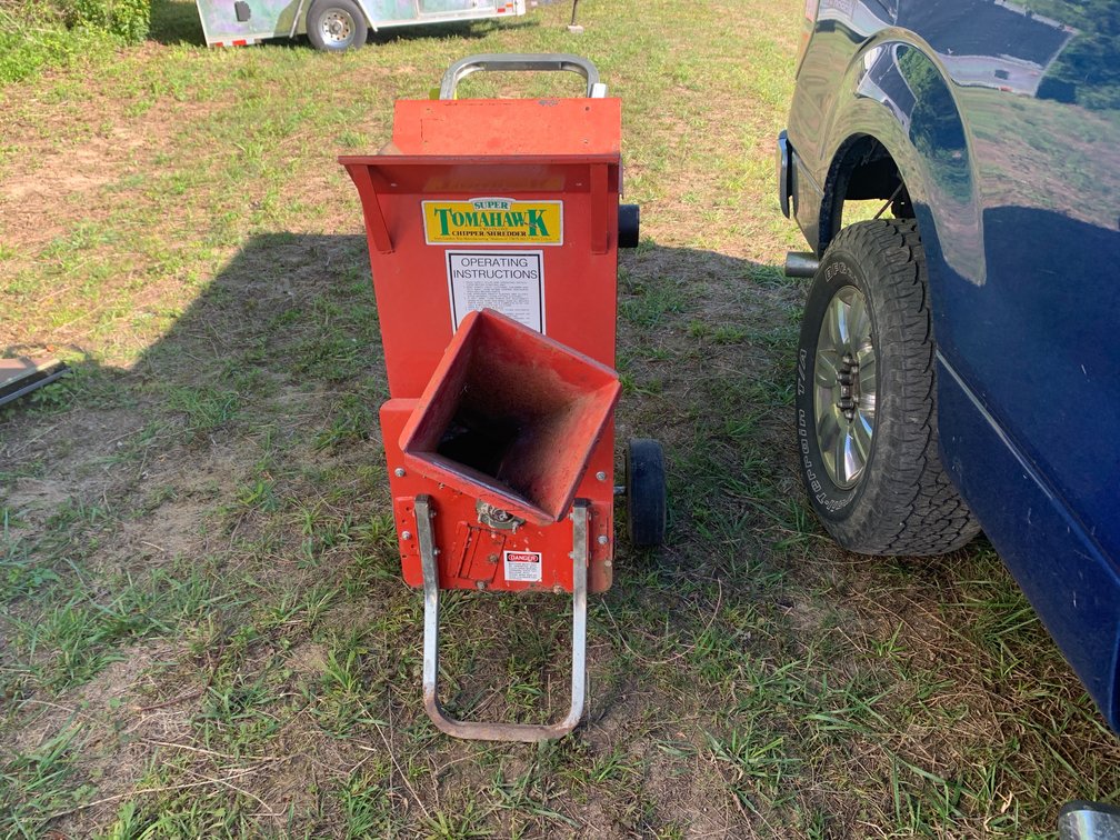 Tomahawk Two In One Chipper / Shredder With Tecumseh Engine. Starts and Runs Great