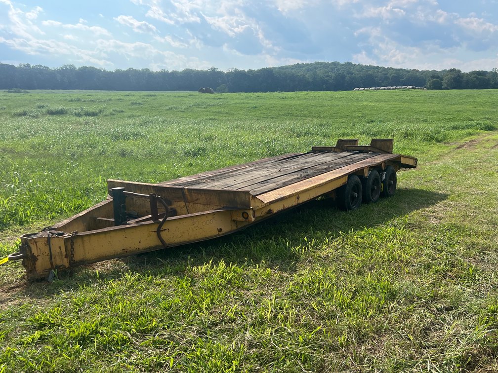 Heavy-Duty Tri-Axle Flatbed Equipment Trailer