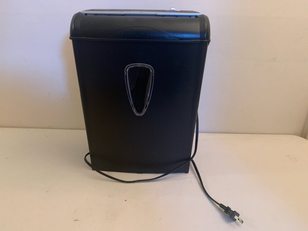WM894XA 8-Sheet Paper Shredder with Wastebasket