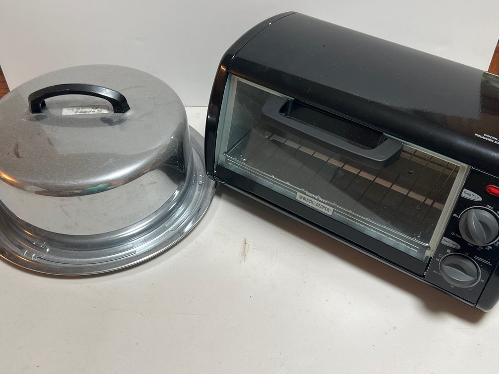 Countertop Toaster Oven and Metal Cake Carrier