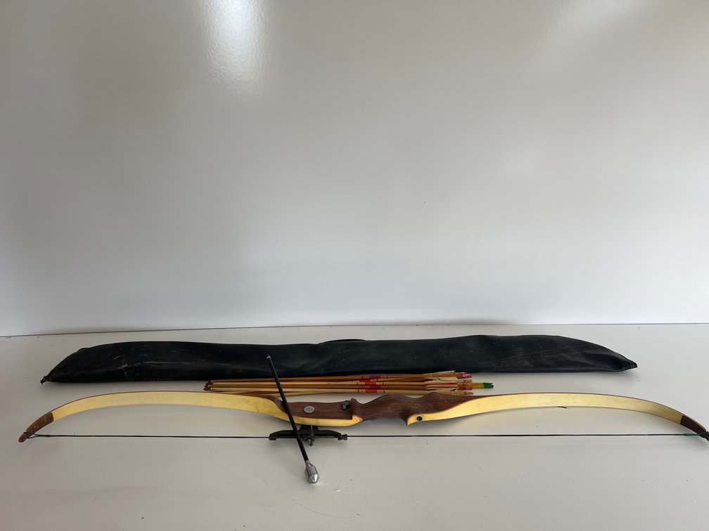 Damon Howatt Ventura 30# Draw Weight Recurve Bow w/Sight