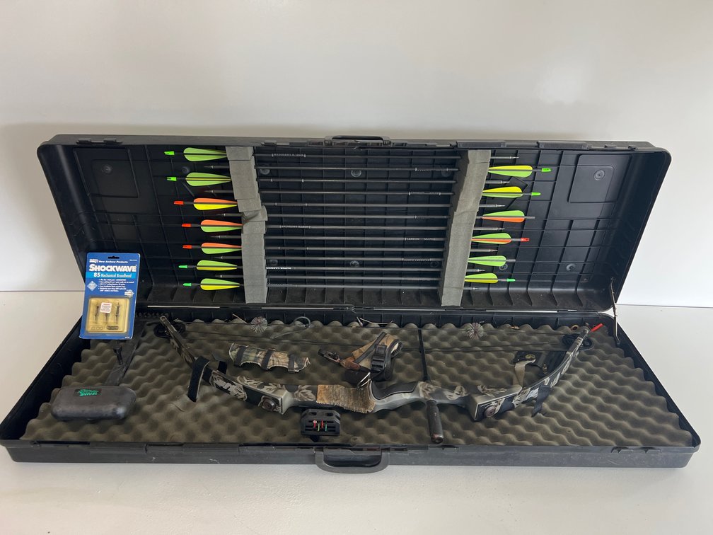 XI Archery 70-80lb Draw Weight, 30” Draw Length Compound Bow w/Accessories