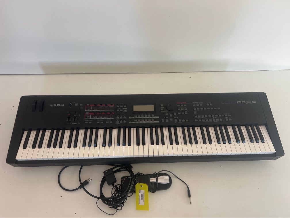 Yamaha moX8 Electric Keyboard 