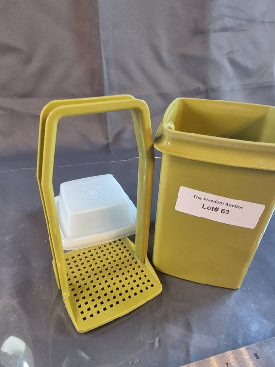 Tupperware Avocado Green Countertop Crisper with Insert