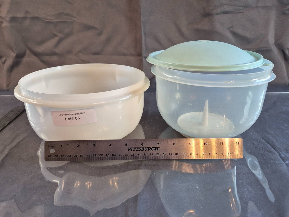 Two Plastic Mixing Bowls with One Lid