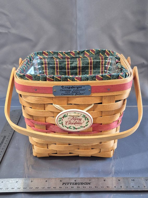 1995 Longaberger Christmas Collection Cranberry Basket with Liner