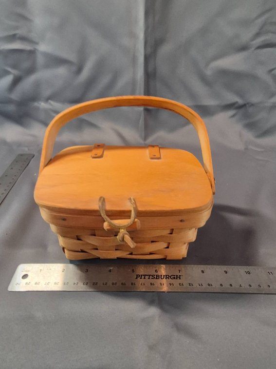 Longaberger Handwoven Basket with Lid and Handle, Dresden OH, 1993