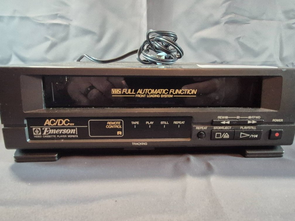 Emerson AC/DC VCP675 VHS Player with Front Loading System