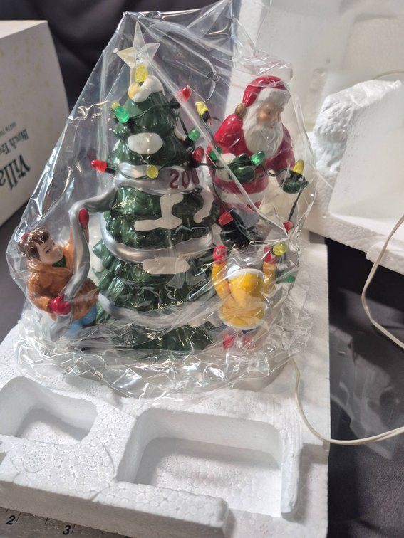 Department 56 Snow Village Santa Comes To Town Figurine 2001