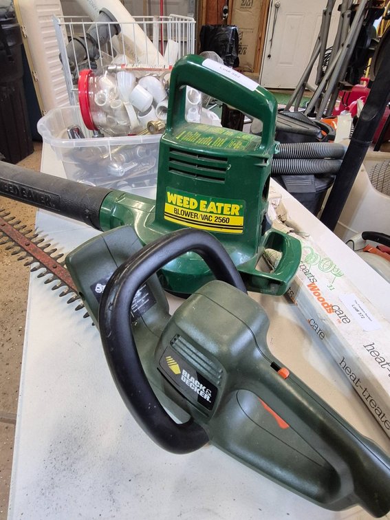 Black & Decker Hedge Trimmer and Weed Eater Blower/Vac 2560