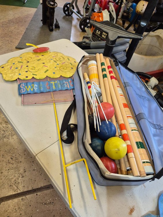 Croquet Set in Soft-Sided Carrying Case with Decorative Cupcake Yard Stake
