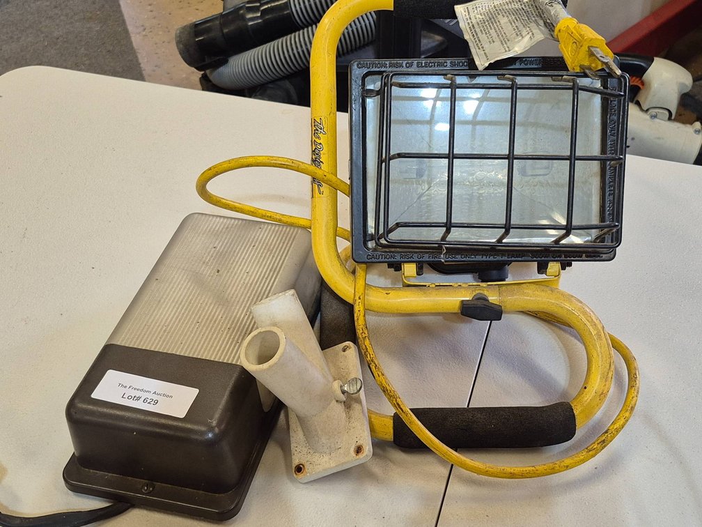 Portable Halogen Work Light with Protective Cage and Power Supply