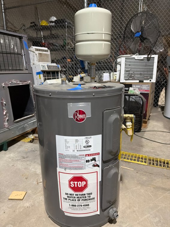 30 Gallon Rheem Hot water heater w Expansion Tank