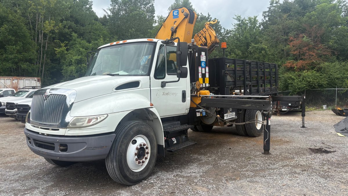 Stakebodt truck with crane