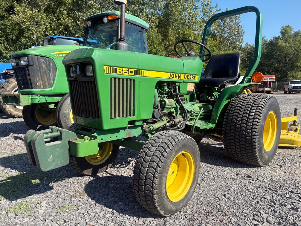 John Deere 650 Tractor & Deere 261 Grooming Mower