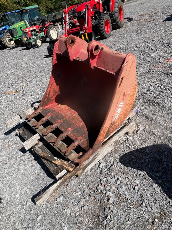35” CAT Bucket