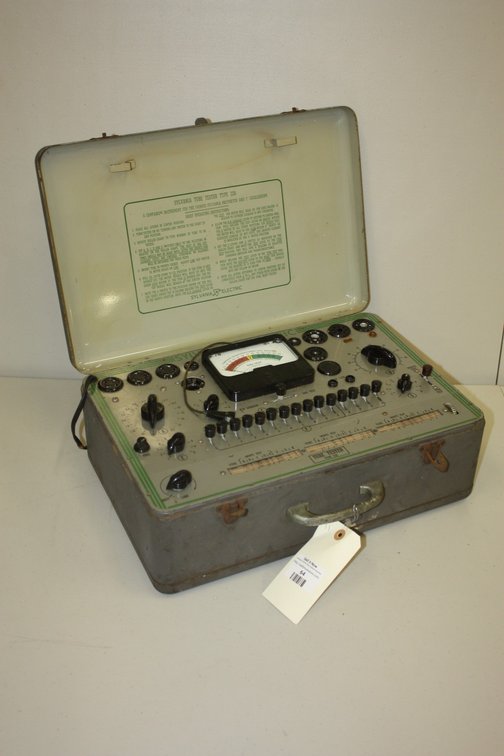 Vintage Sylvania Tube Tester Type 220 In Carrying Case