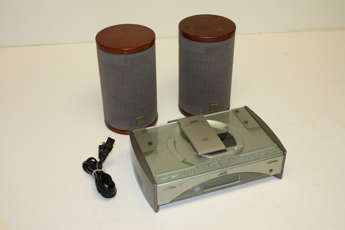 JVC Compact Component System FS-SD9 With Small Column Speakers And CD