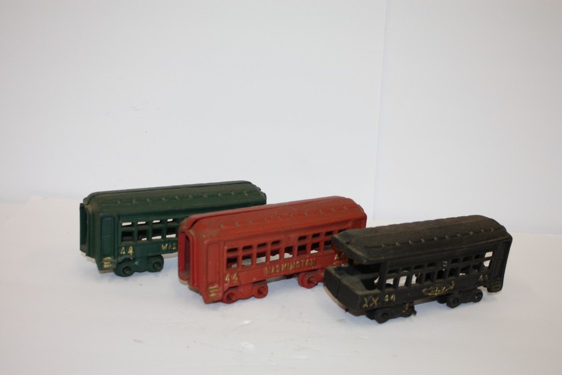 Three-Piece “Washington 44” Cast-Iron Green, Red And Black Passenger