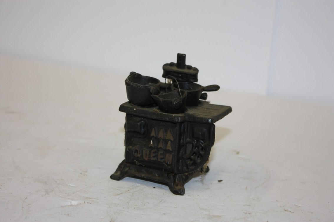 Vintage Cast-Iron Queen Miniature Salesman Sample / Dollhouse Stove