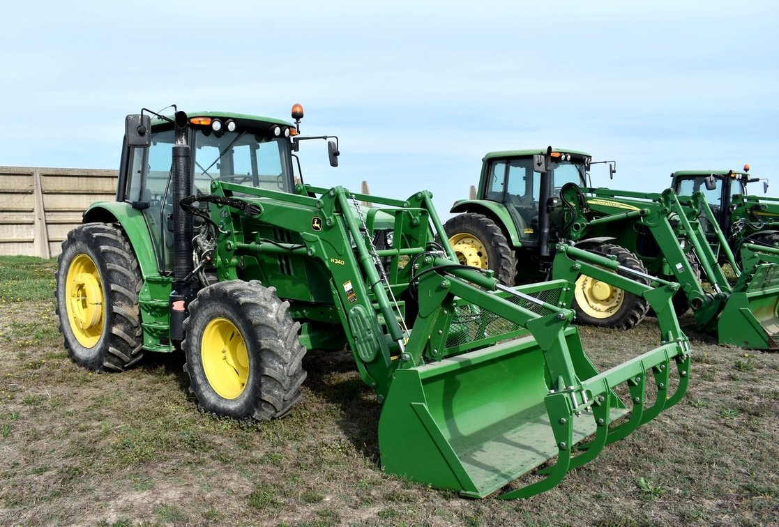 2015 John Deere 6125M Farm Tractor