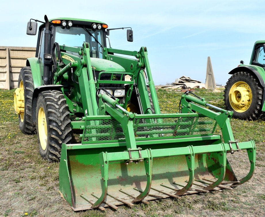 2006 John Deere 7520 Farm Tractor