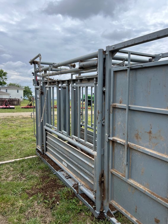 Pearson Livestock Equipment Model 032 Squeeze Chute / Catch Pen