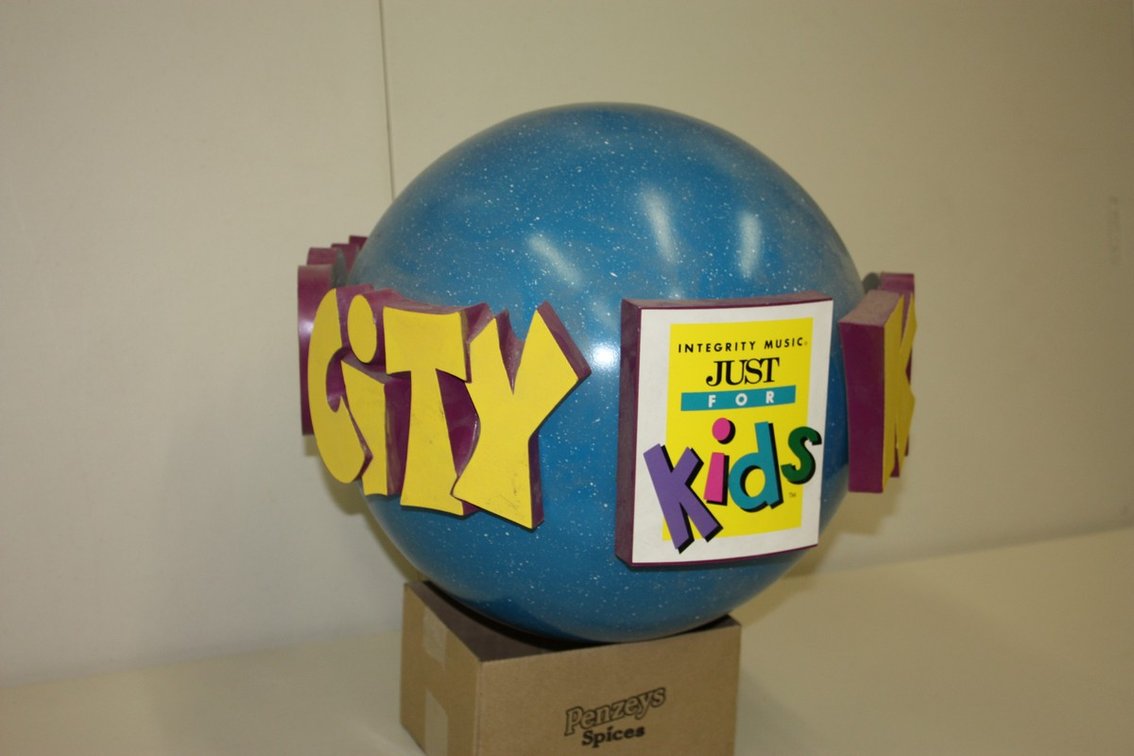INTEGRITY MUSIC, JUST FOR KIDS, LARGE KID CITY POINT OF SALE SPHERE 18” VINTAGE