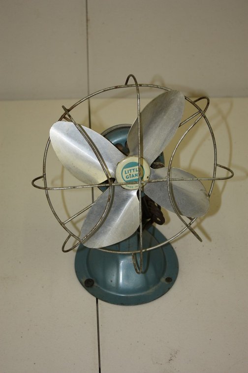 VINTAGE USA MADE LITTLE GIANT TABLETOP DESK FAN, 11" TALL