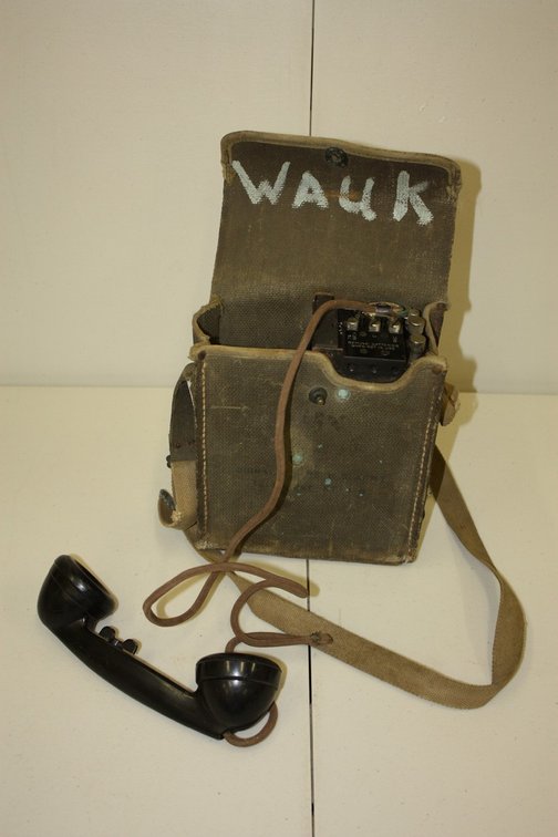 VINTAGE SIGNAL COIPS US ARMY ISSUE WWII FIELD PHONE IN CASE, EE-8 TELEPHONE